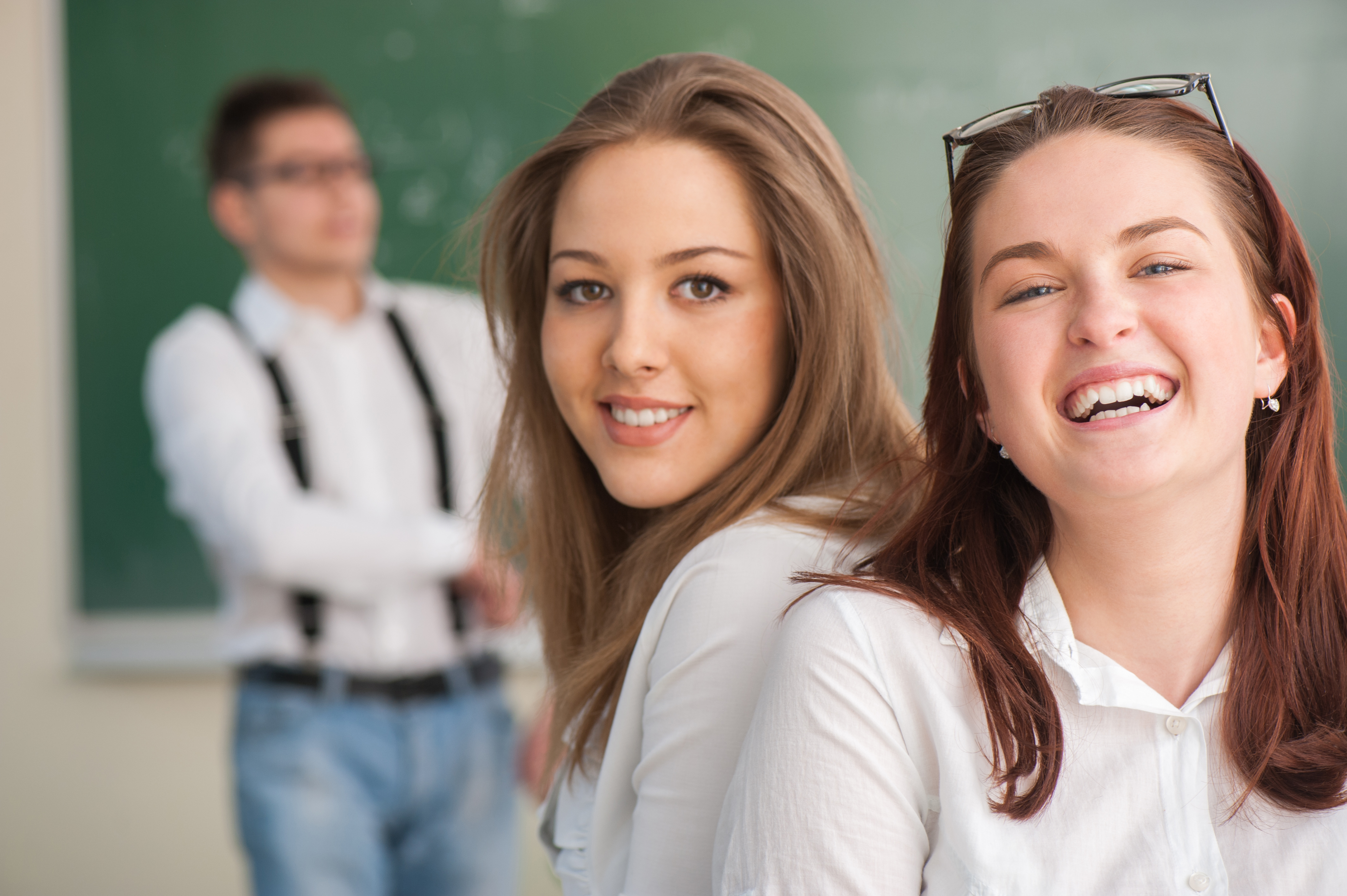 Две студентки и два друга. Две студентки говорят. Smiling girl student. Photo of pupil girl.